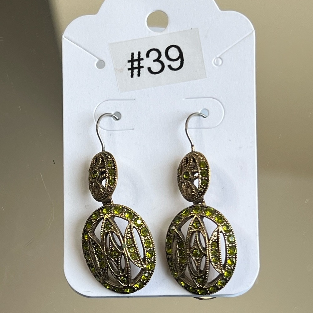 ๐ Antique Gold Filigree Oval Dangle Earrings with Green Rhinestones โจ๐